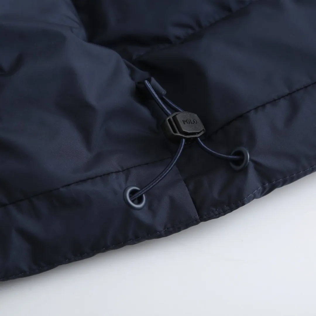 P890 Ralph Lauren Lightweight Down Jacket] Nylon fabric has good windproof and waterproof properties, which can effectively block the intrusion of wind and rain from the outside and keep the inside dry, suitable for wearing in humid or rainy environments.  The red label on the chest is made with an imported MECLO embroidery machine. The original pattern is scanned first, and then high-quality silk thread is used to make a pattern. The density effect is adjusted by continuous pattern making.  Exquisite details: the zipper design is simple and elegant, easy to operate; the closing design of the cuffs and hem effectively prevents the intrusion of cold wind, improving the warmth and comfort of wearing.  High-quality filling: 90 white duck down is selected, with a weight of 260g, ensuring excellent thermal insulation performance. After strict screening and processing, the velvet is not easy to drill, ensuring durability. The hangtags, wash marks, air holes, and four-button buttons are all customized from the original one-to-one mold.    Size: S M L